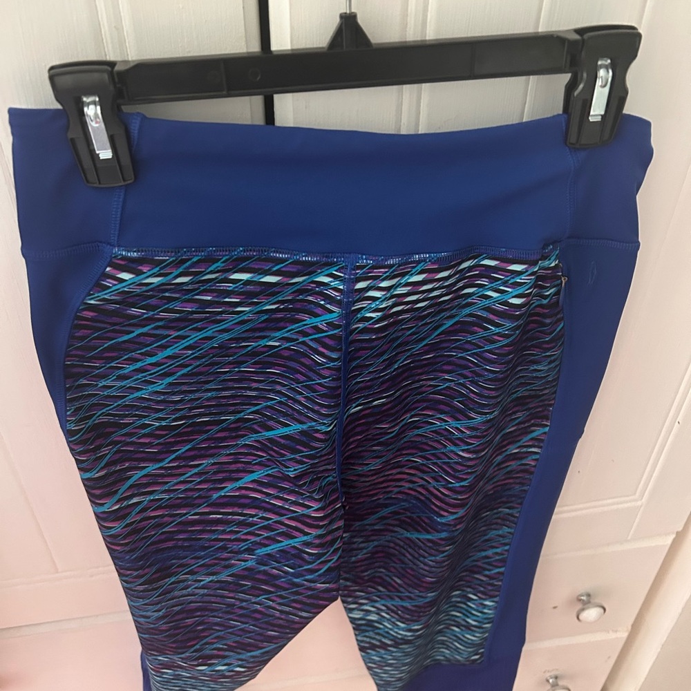 Under Armour Blue Leggings with Zipper Pocket and Pattern Sides, EUC